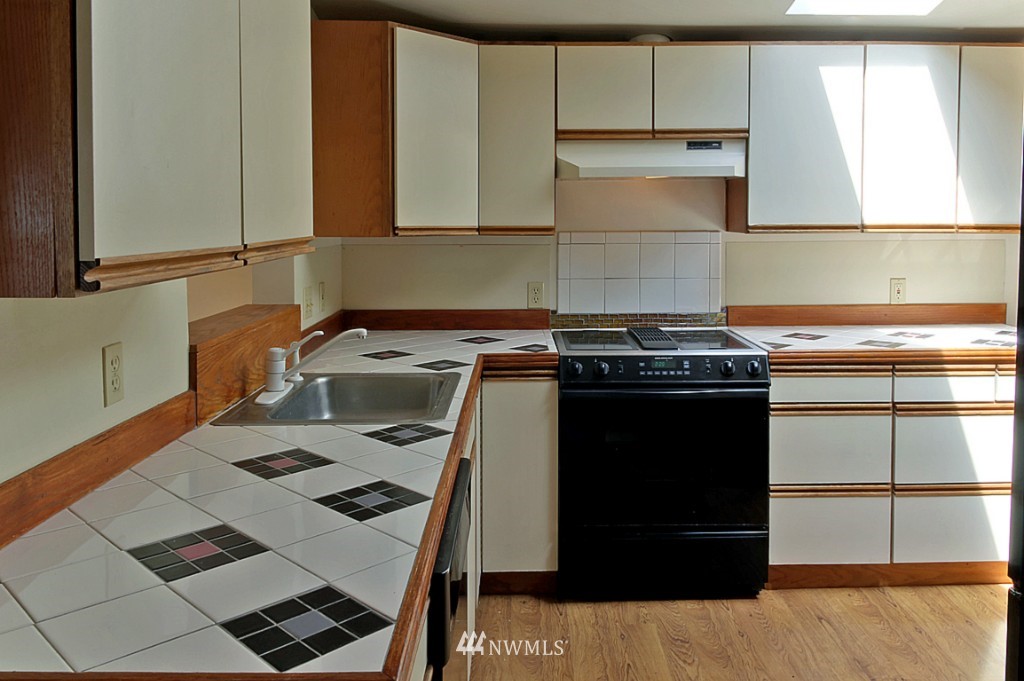 9026 34th Avenue Southwest Seattle, WA 98126 - Photo 7 of 21