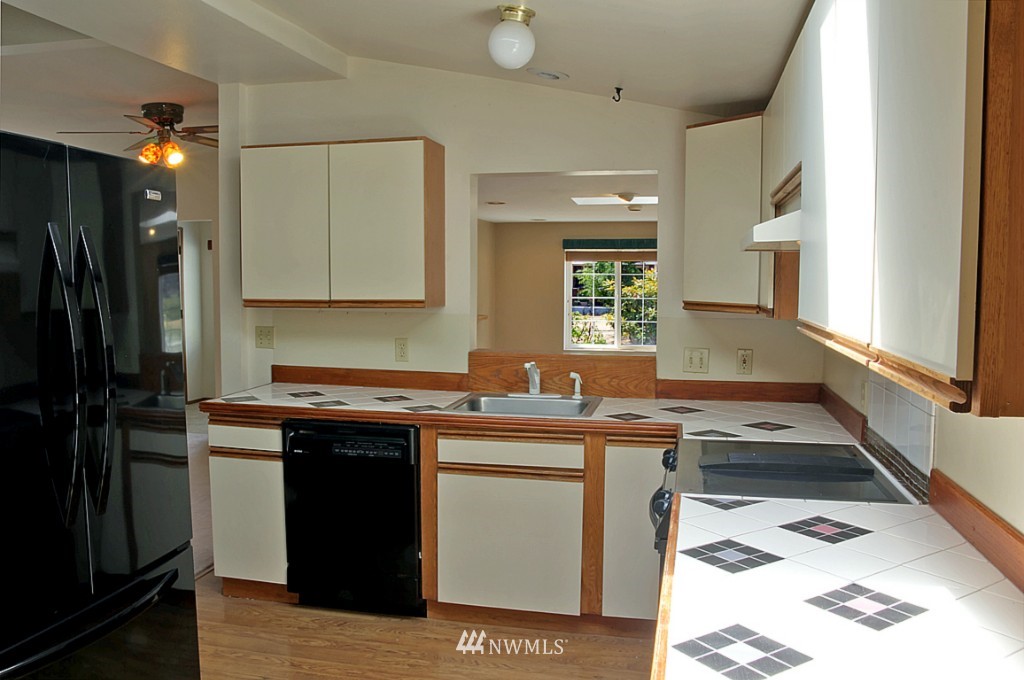 9026 34th Avenue Southwest Seattle, WA 98126 - Photo 8 of 21