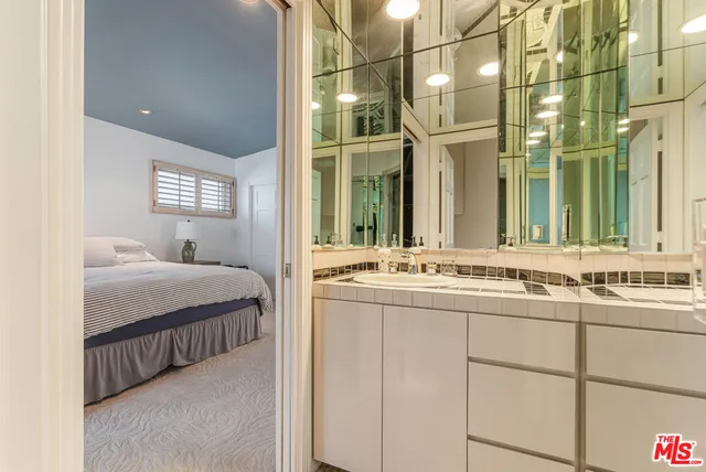 a en suite bathroom with a sink and a mirror