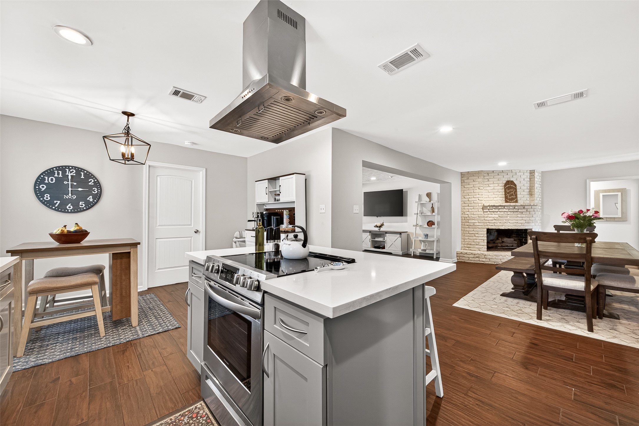 2610 Teague Road Houston, TX 77080 - Photo 25 of 49 Well-designed kitchen with an open layout that allows you to cook while staying connected to the conversation and activity, making it perfect for entertaining and everyday living.