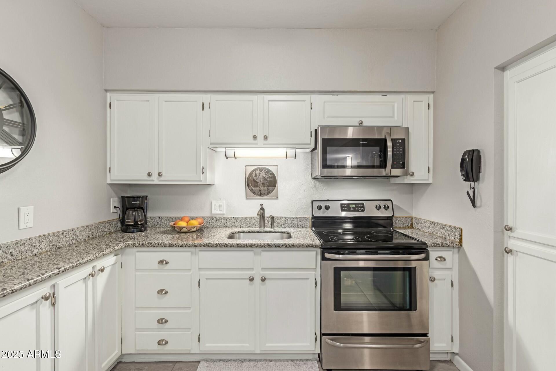 355 East Thomas Road, Unit B110 Phoenix, AZ 85012 - Photo 3 of 32 tempImageVlNrpb