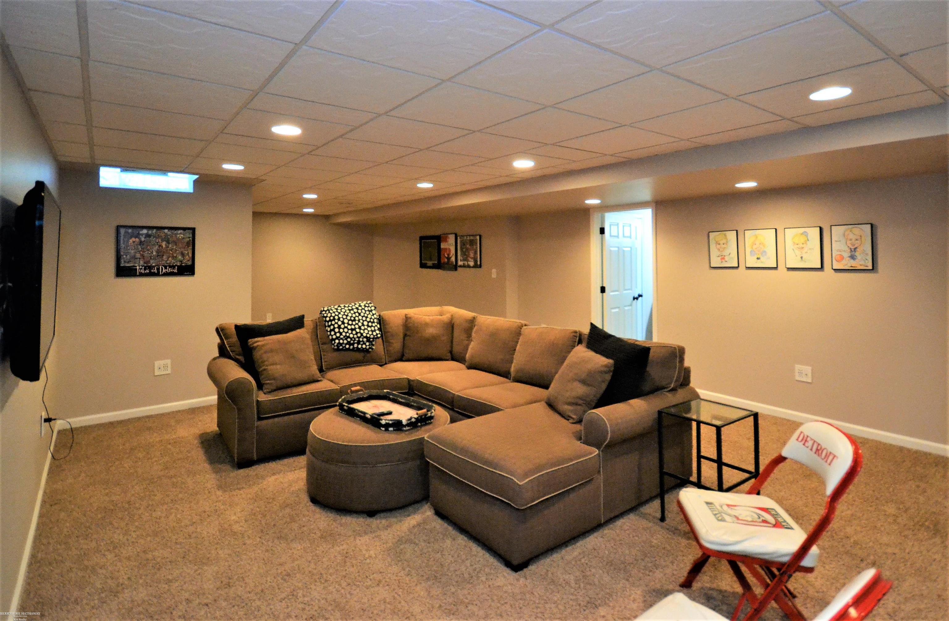 1813 Fox Run Rochester, MI 48306 - Photo 60 of 68 50087438-59.JPG