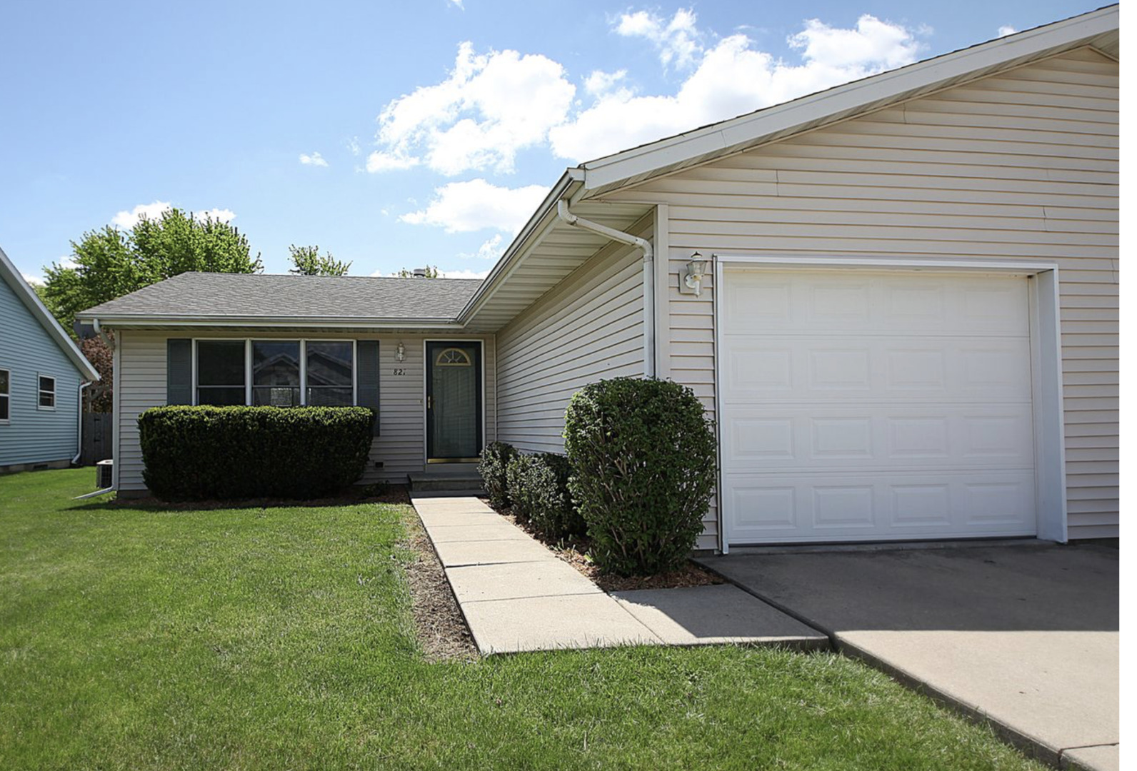 a view of a house with backyard