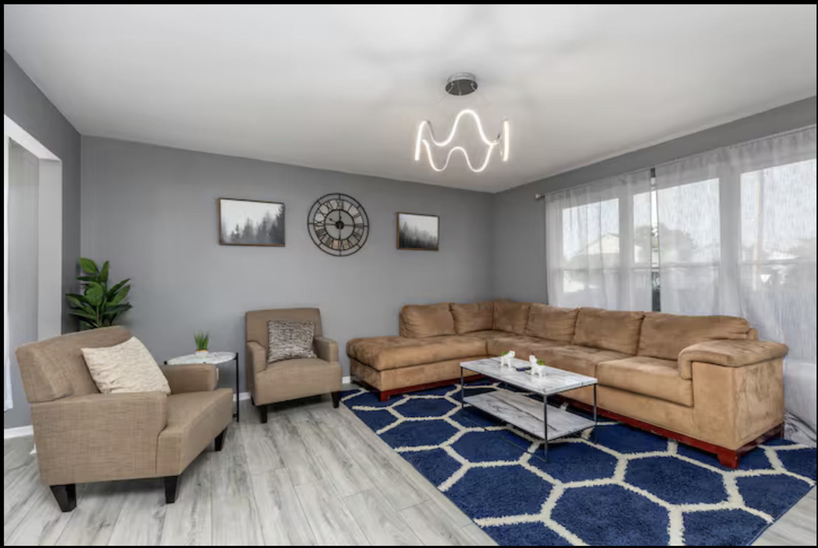 823 Heather Lane Ottawa, IL 61350 - Photo 11 of 12 a living room with furniture and a large window