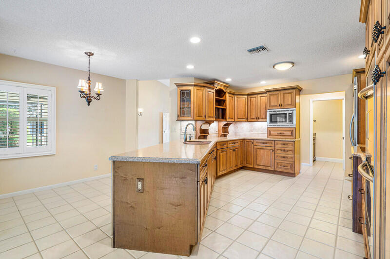 22311 Boyaca Avenue Boca Raton, FL 33433 - Photo 14 of 41 Lots of storage & counterspace