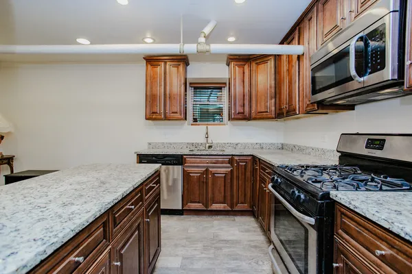 $3,900 | 622 West Briar Place, Unit G, Chicago, IL 60657