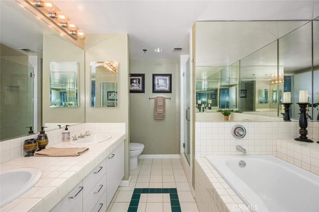 525 East Seaside Way, Unit 904 Long Beach, CA 90802 - Photo 20 of 58 a bathroom with a tub sink and mirror
