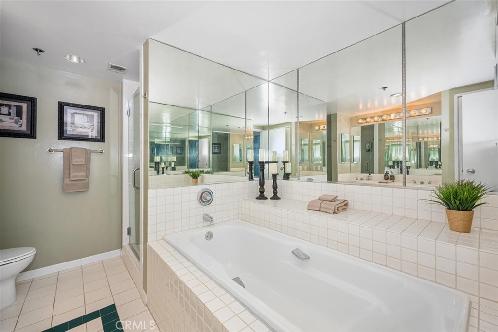 525 East Seaside Way, Unit 904 Long Beach, CA 90802 - Photo 22 of 58 a bathroom with a tub a sink and glass door