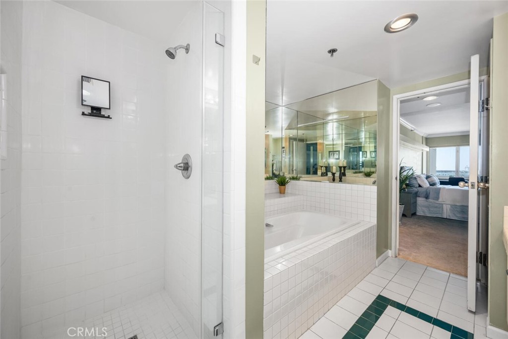 525 East Seaside Way, Unit 904 Long Beach, CA 90802 - Photo 23 of 58 a en suite bathroom with a tub shower and mirror