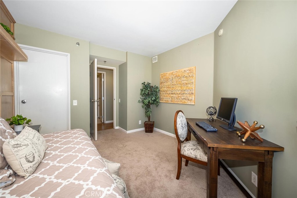 525 East Seaside Way, Unit 904 Long Beach, CA 90802 - Photo 28 of 58 a bedroom with a bed and a desk