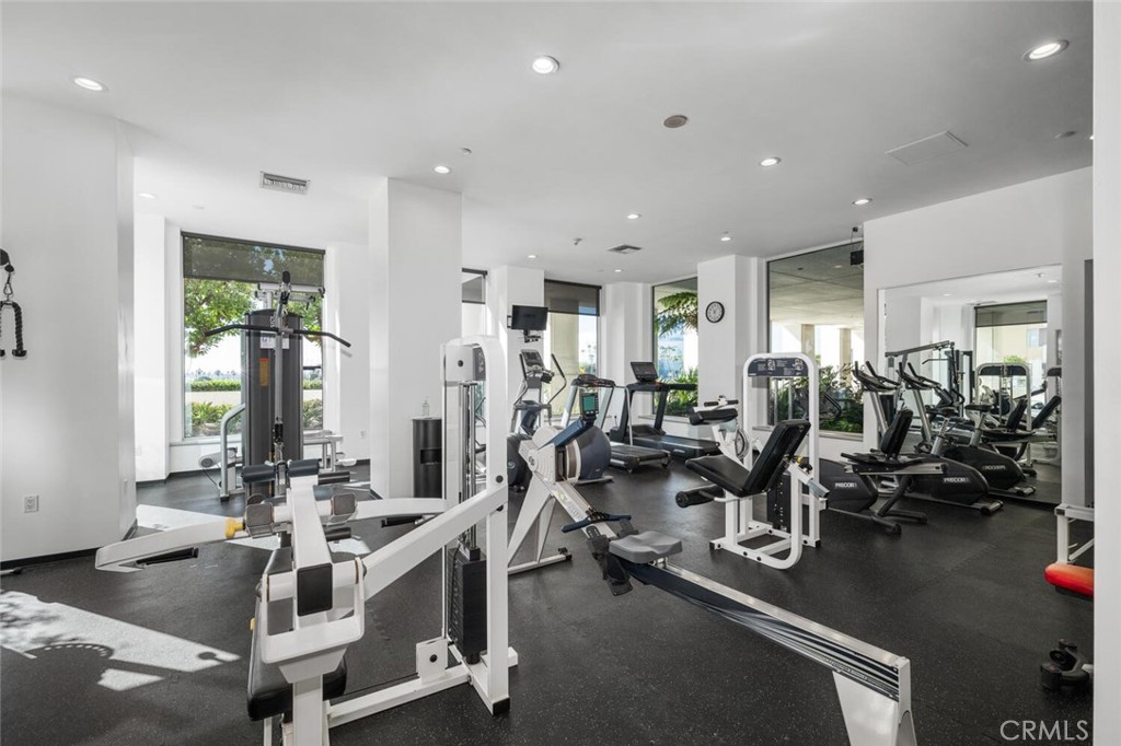 525 East Seaside Way, Unit 904 Long Beach, CA 90802 - Photo 44 of 58 a view of a room with gym equipment