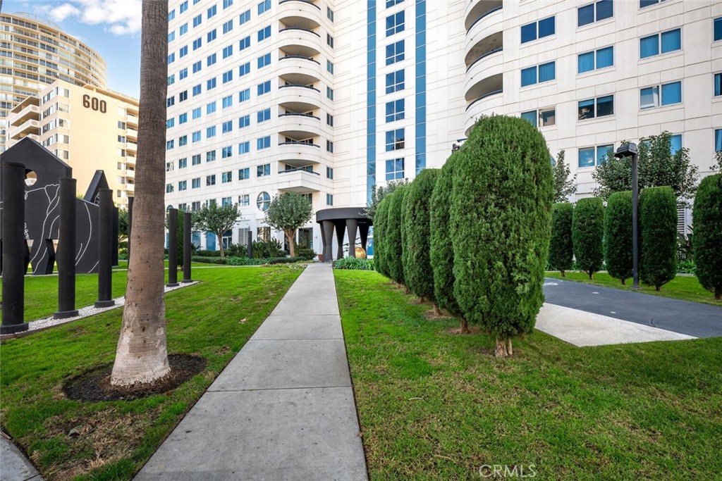 525 East Seaside Way, Unit 904 Long Beach, CA 90802 - Photo 45 of 58 a view of a building with garden