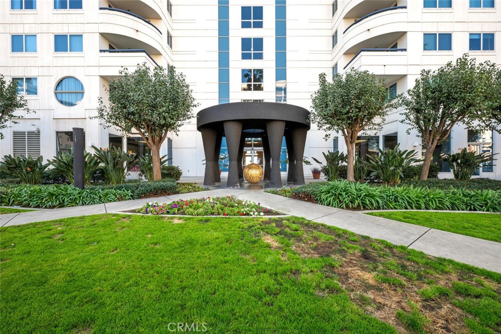 525 East Seaside Way, Unit 904 Long Beach, CA 90802 - Photo 54 of 58 a front view of a building with a garden