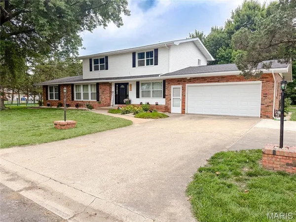 $359,900 | 2707 Lemon Street Road, Highland, IL 62249