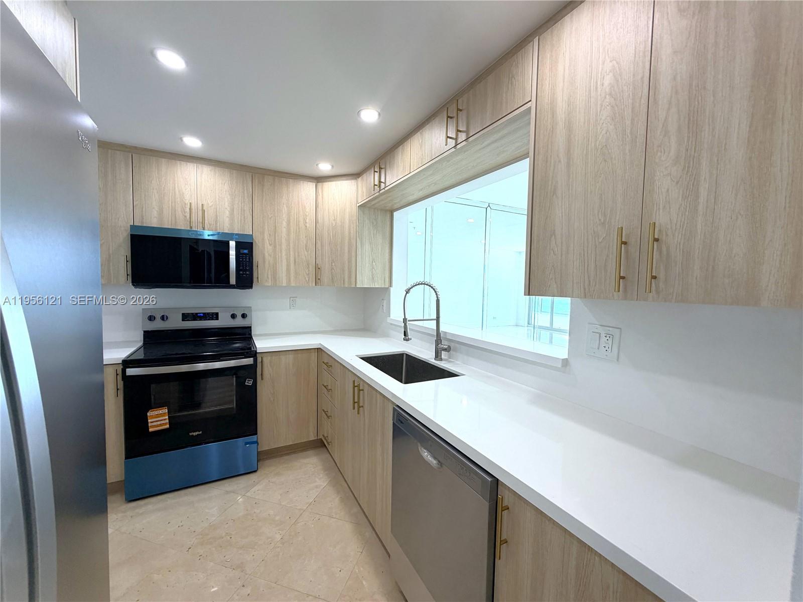 5601 Collins Avenue, Unit PH2 Miami Beach, FL 33140 - Photo 9 of 28