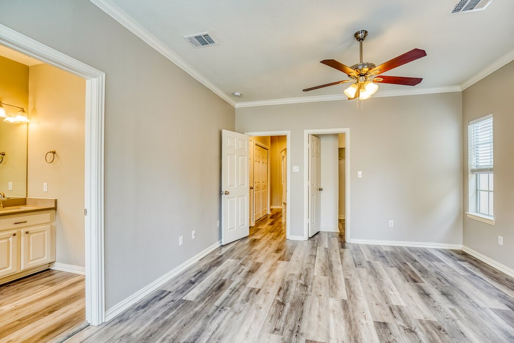 7118 Turtle Lagoon Row Houston, TX 77036 - Photo 11 of 17