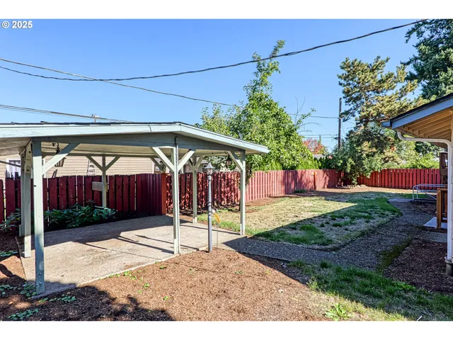 a view of a backyard