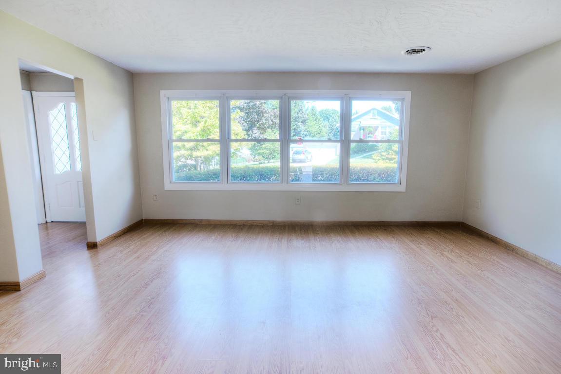 1842 Crestlyn Road York, PA 17403 - Photo 4 of 29 Gallery Image 4