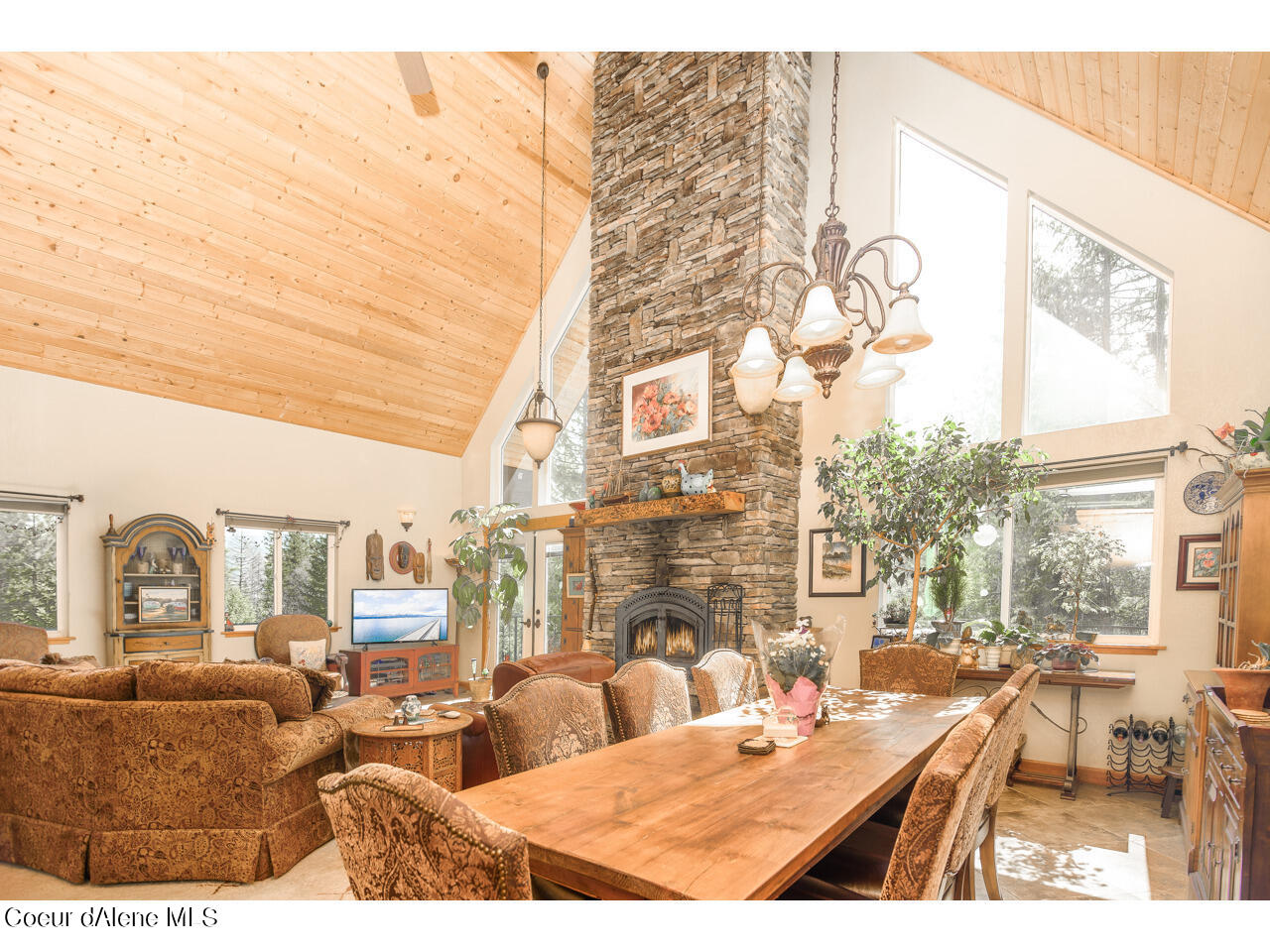 762 Geenen Road Cocolalla, ID 83813 - Photo 7 of 42 11-Living Room