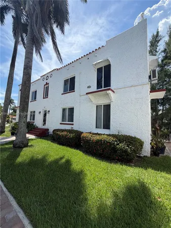 $2,200 | 817 Tyler Street, Unit 11, Hollywood, FL 33019