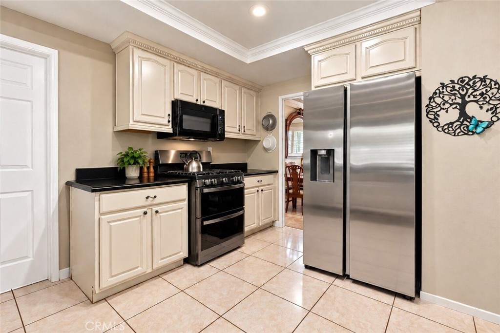 8554 Hillside Road Rancho Cucamonga, CA 91701 - Photo 16 of 40 Kitchen
