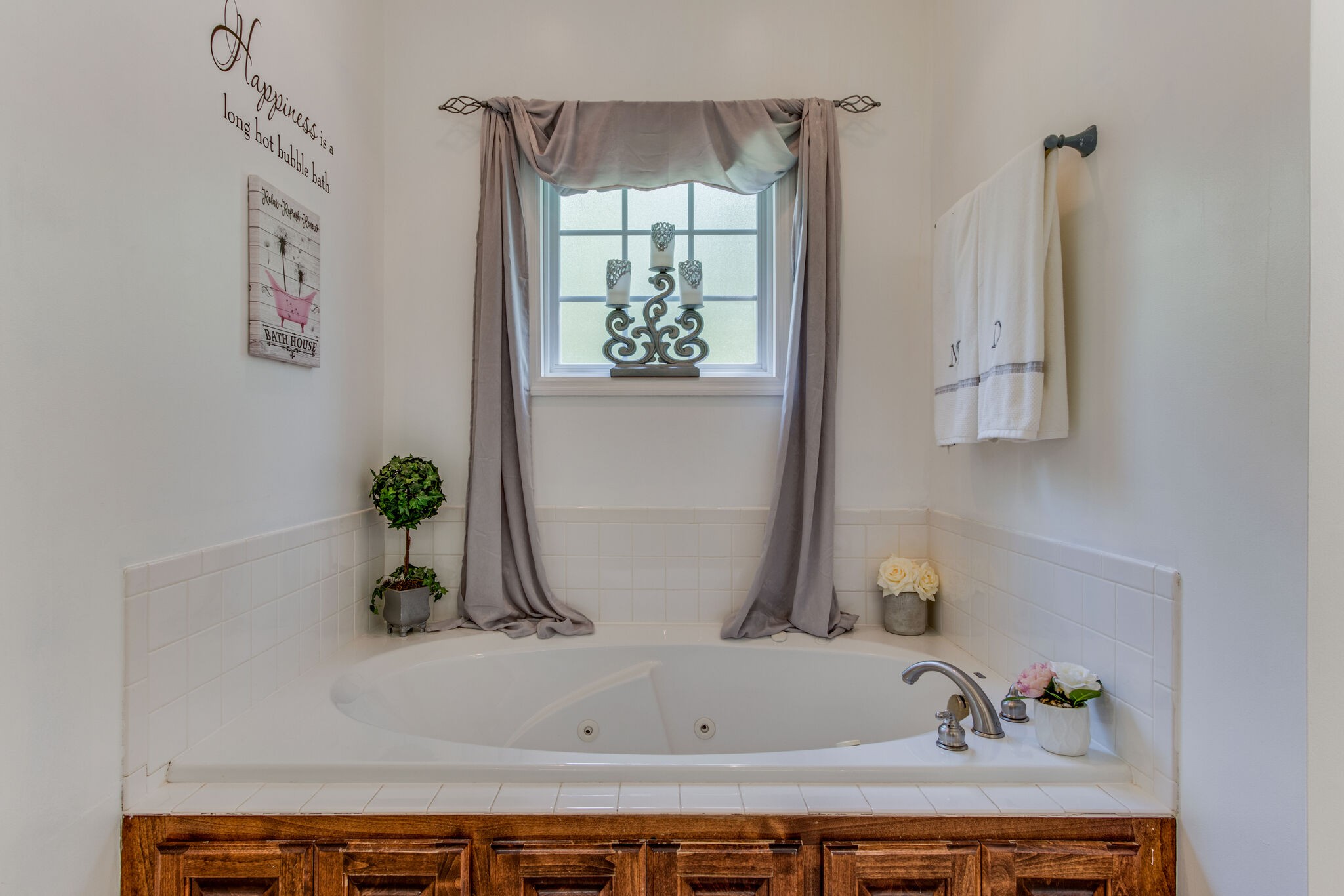 662 Strawberry Ridge Manchester, TN 37355 - Photo 25 of 63 a bathroom with a bathtub and a window