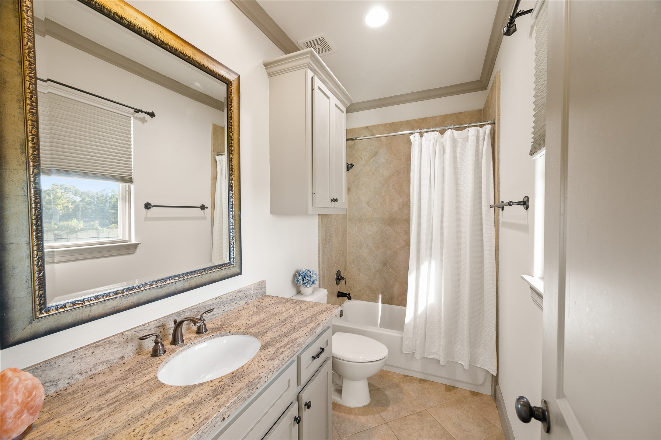 1655 Castle Court Houston, TX 77006 - Photo 24 of 32 Beautifully appointed 3rd floor secondary bathroom featuring a combined tub and shower, complemented by elegant granite countertops and natural light.