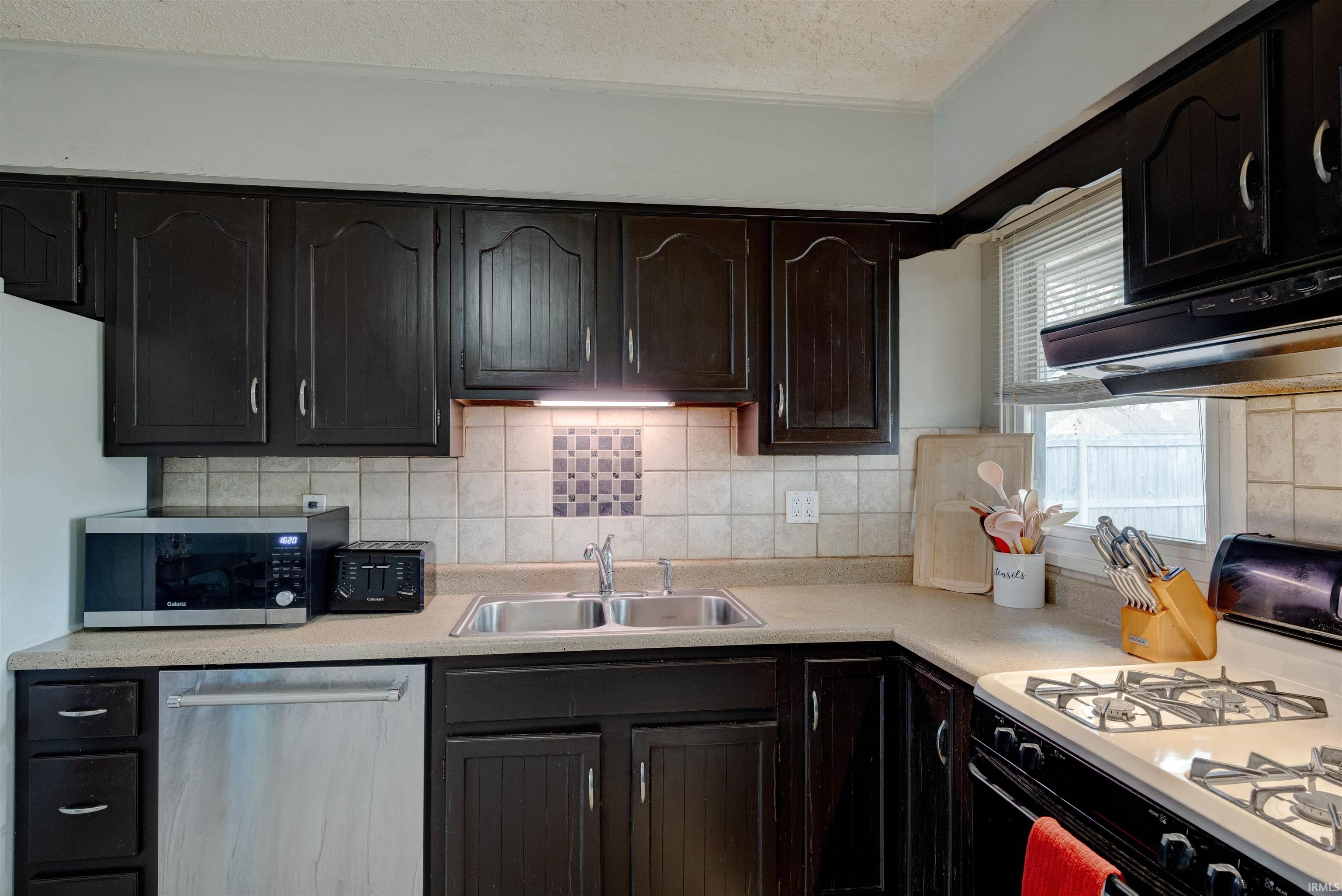 525 West Mill Road Evansville, IN 47710 - Photo 3 of 33