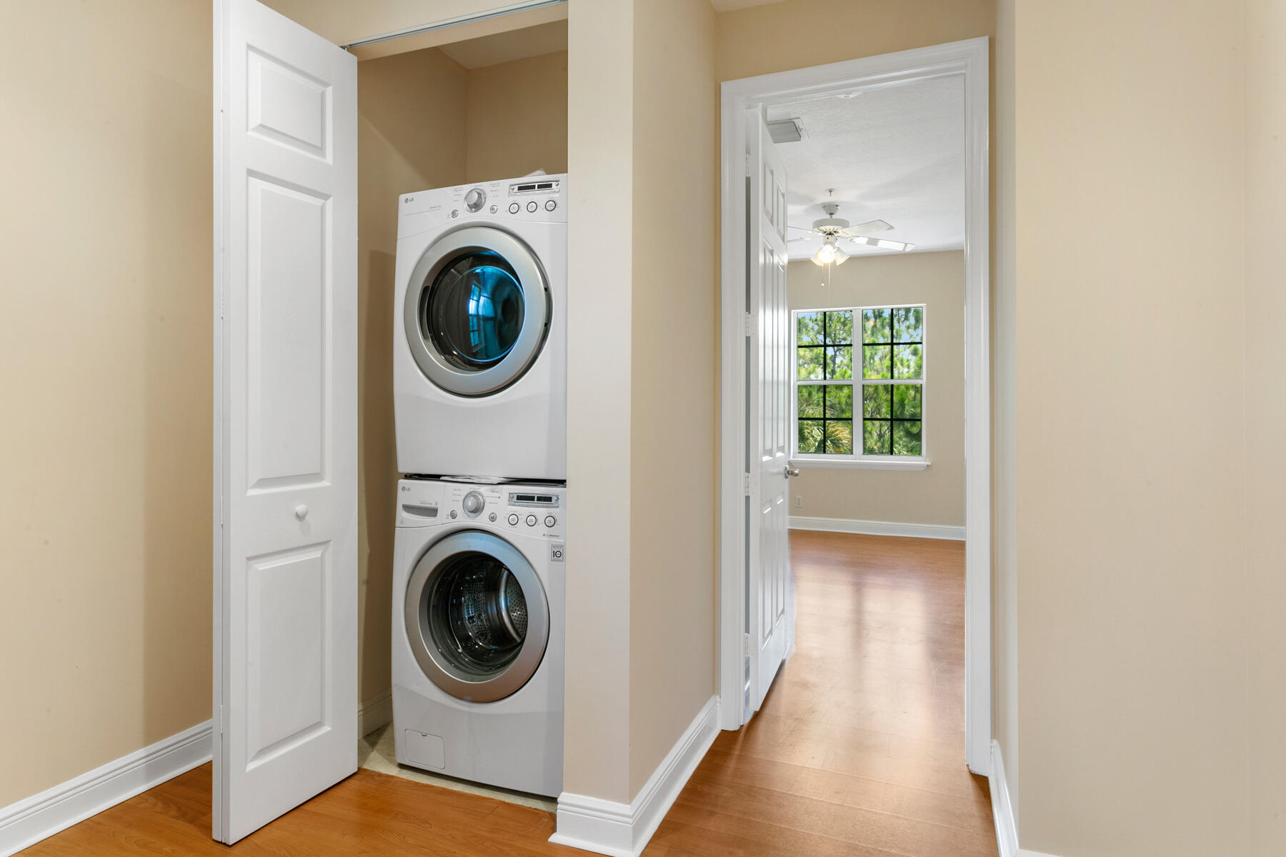 802 University Boulevard Jupiter, FL 33458 - Photo 12 of 16 a view of a hallway with washer and dryer