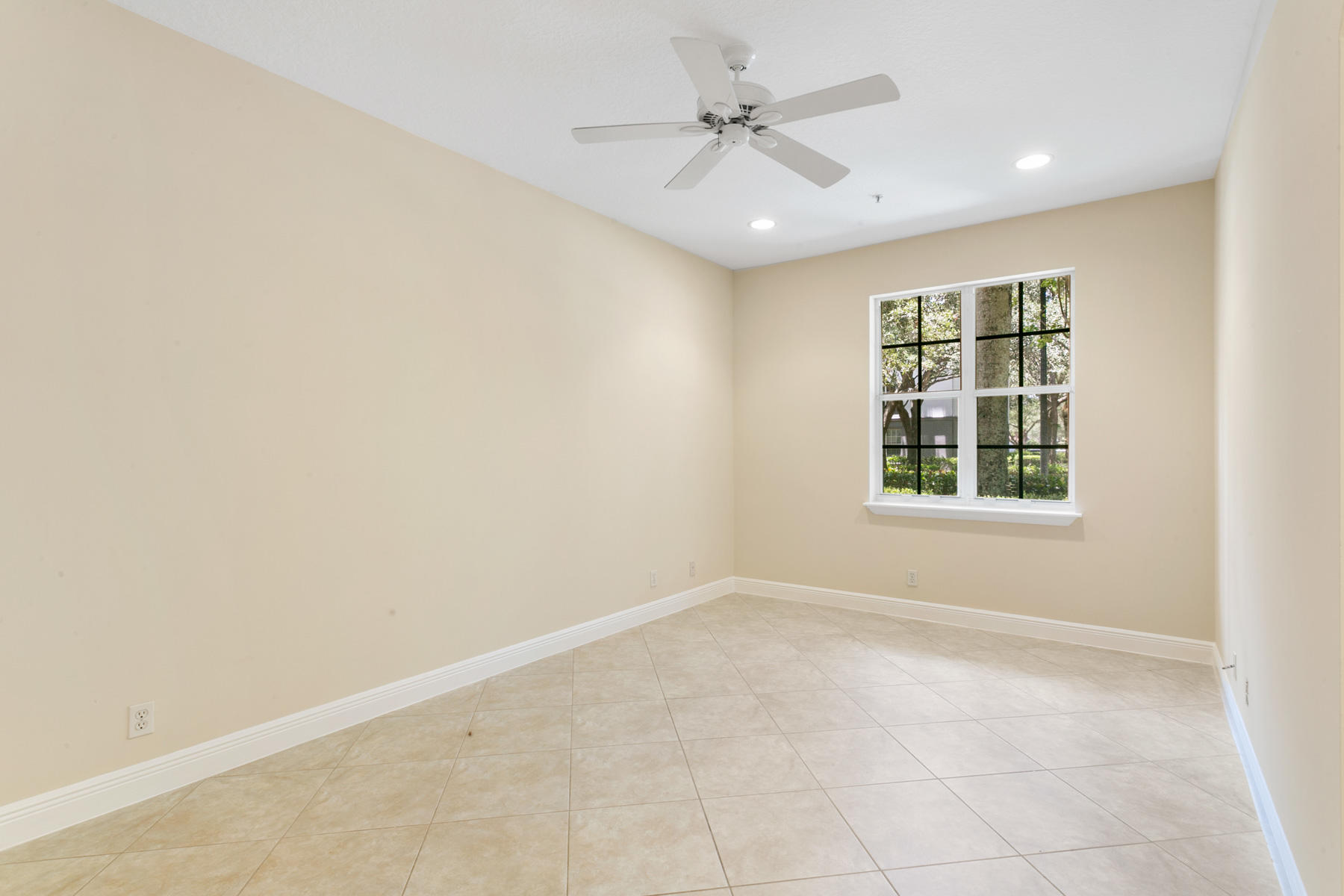 802 University Boulevard Jupiter, FL 33458 - Photo 15 of 16 an empty room with windows and fan