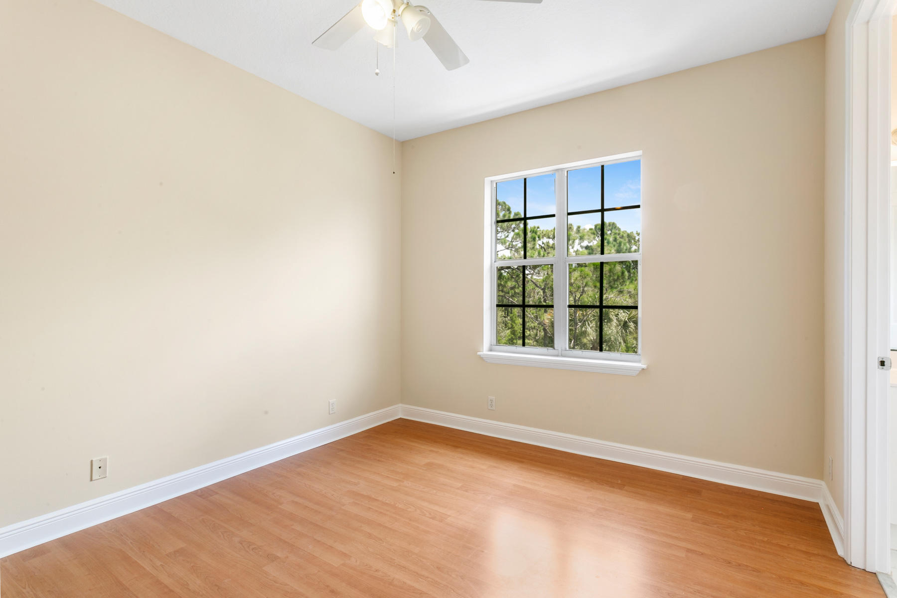 802 University Boulevard Jupiter, FL 33458 - Photo 7 of 16 an empty room with a window