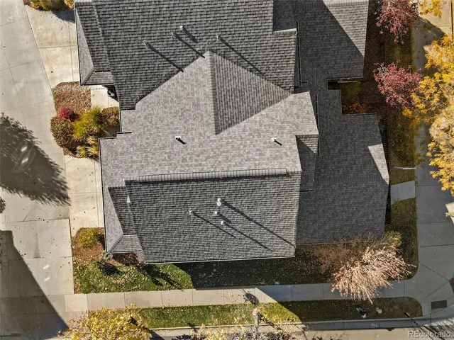 a black and white photo of a living room