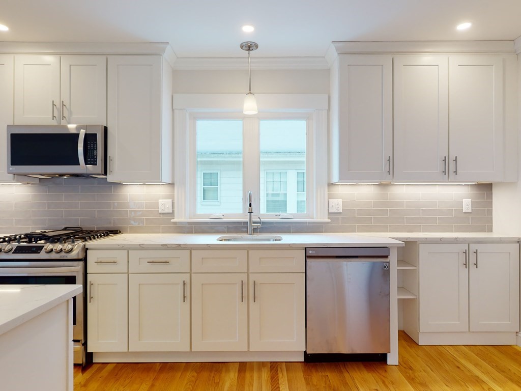70 Edgecliff Road, Unit 70 Watertown, MA 02472 - Photo 4 of 41 Gallery Image 4