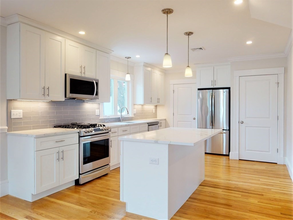 70 Edgecliff Road, Unit 70 Watertown, MA 02472 - Photo 8 of 41 Gallery Image 8