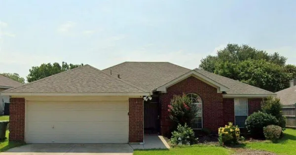 a view of a house with yard and plants
