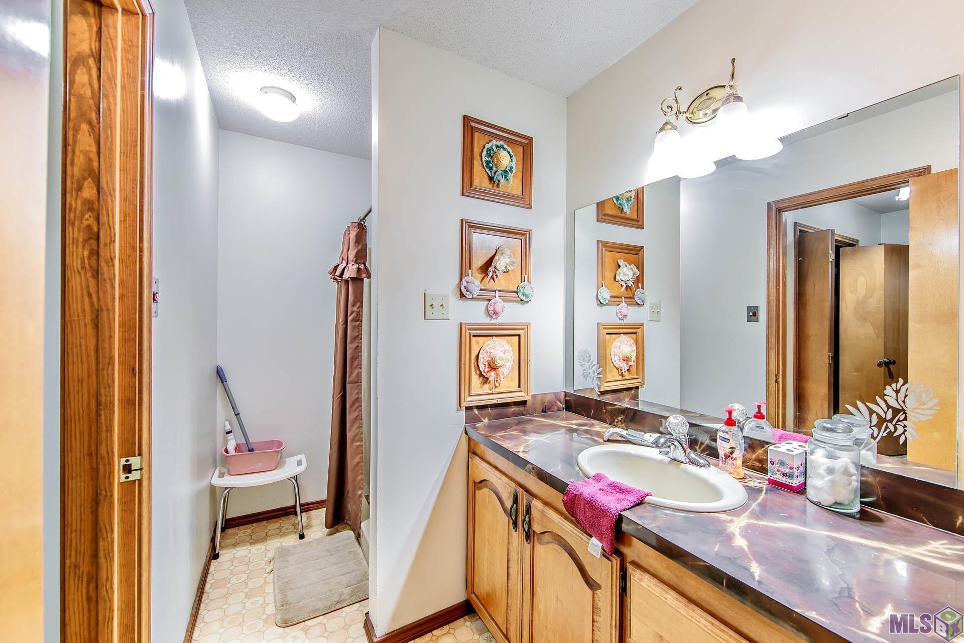 529 Pertuit Lane Raceland, LA 70394 - Photo 14 of 22 Main Bathroom
