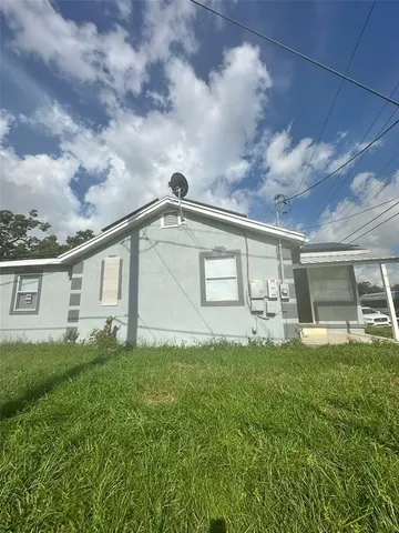 a front view of house with yard and garage
