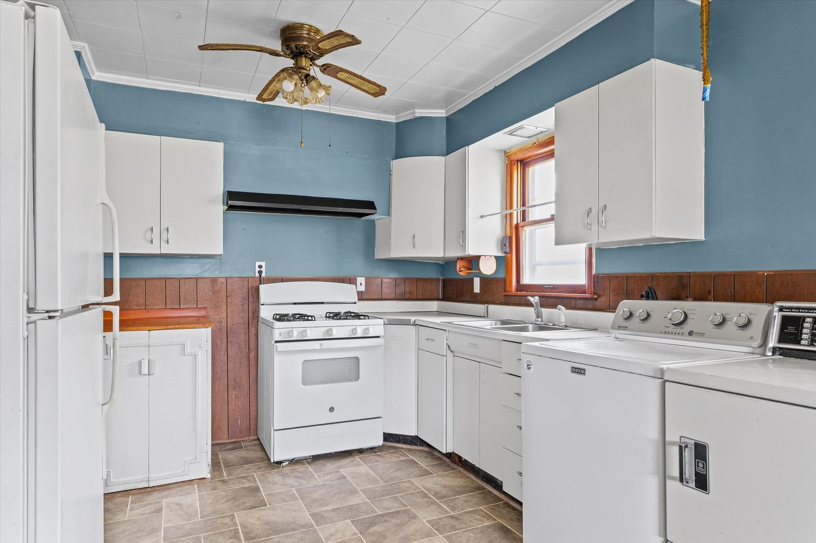 218 West Elm Street Hoopeston, IL 60942 - Photo 11 of 25 a kitchen with appliances cabinets and a sink