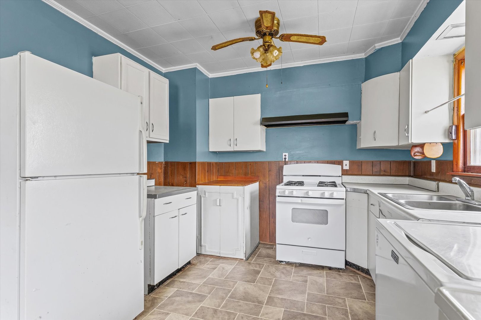218 West Elm Street Hoopeston, IL 60942 - Photo 12 of 25 a kitchen with a refrigerator and a stove
