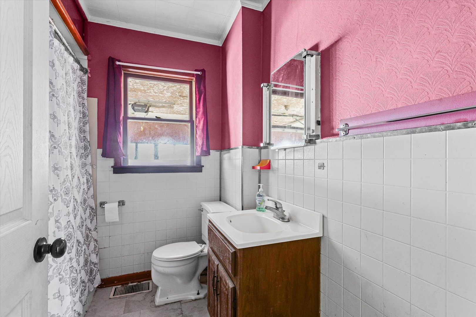 218 West Elm Street Hoopeston, IL 60942 - Photo 16 of 25 a bathroom with a sink toilet and shower