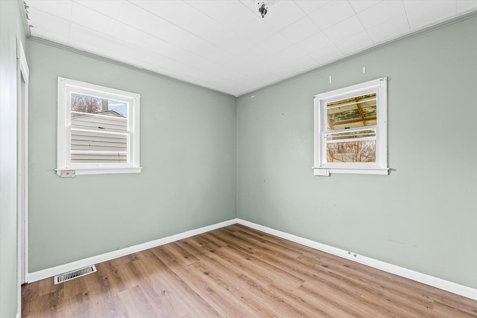 218 West Elm Street Hoopeston, IL 60942 - Photo 19 of 25 a view of an empty room with wooden floor and a window