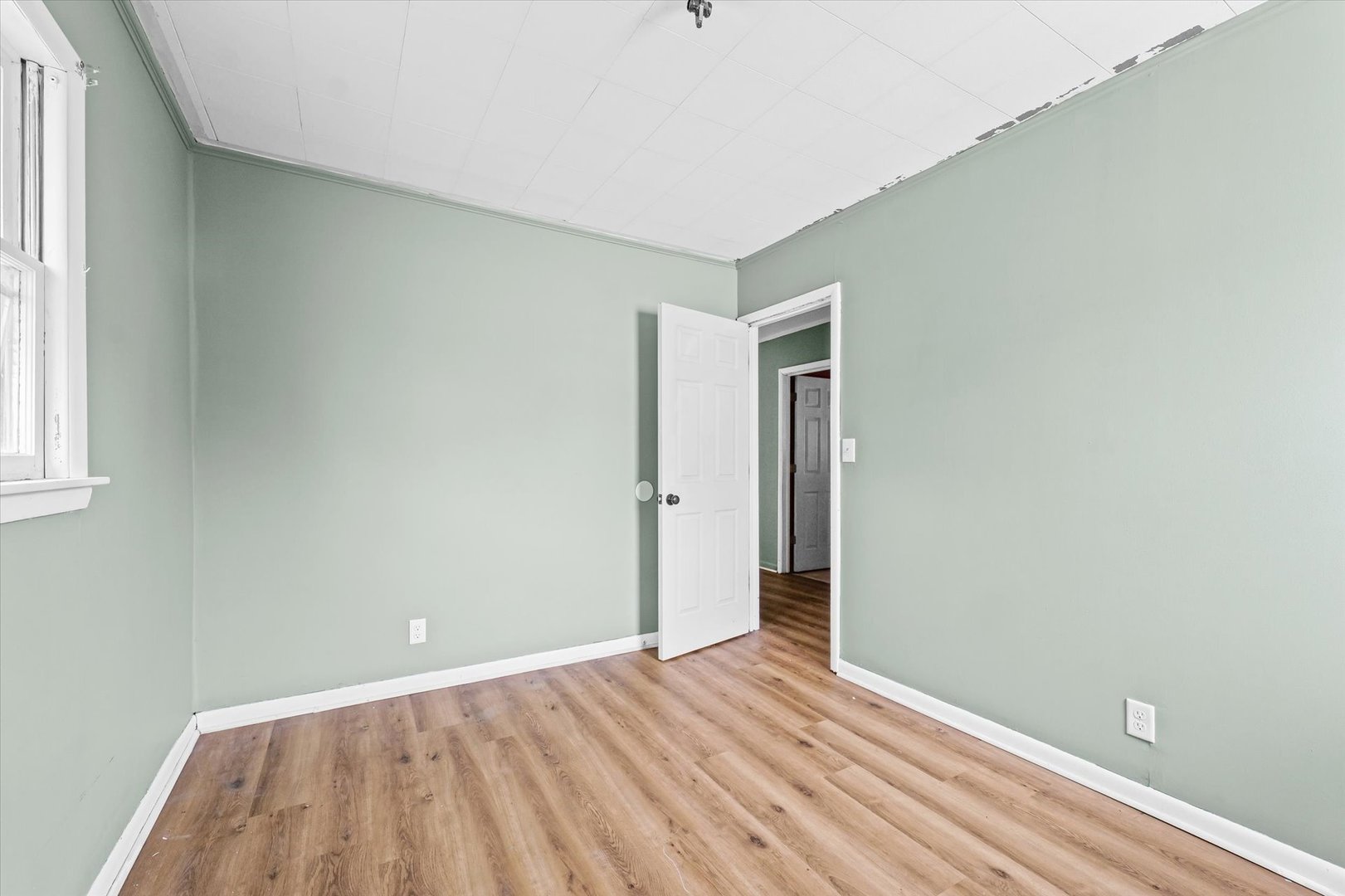 218 West Elm Street Hoopeston, IL 60942 - Photo 20 of 25 a view of an empty room with wooden floor and a window