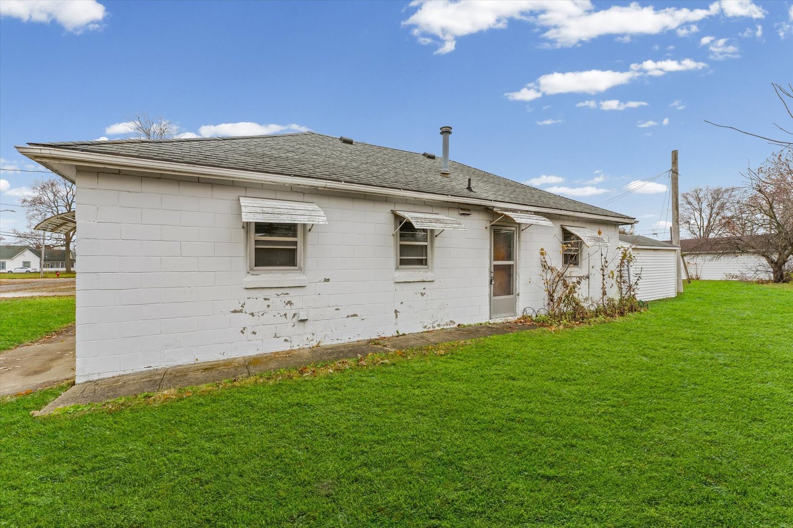 218 West Elm Street Hoopeston, IL 60942 - Photo 22 of 25 a view of a house with backyard