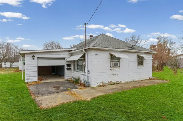 a view of a house with a yard