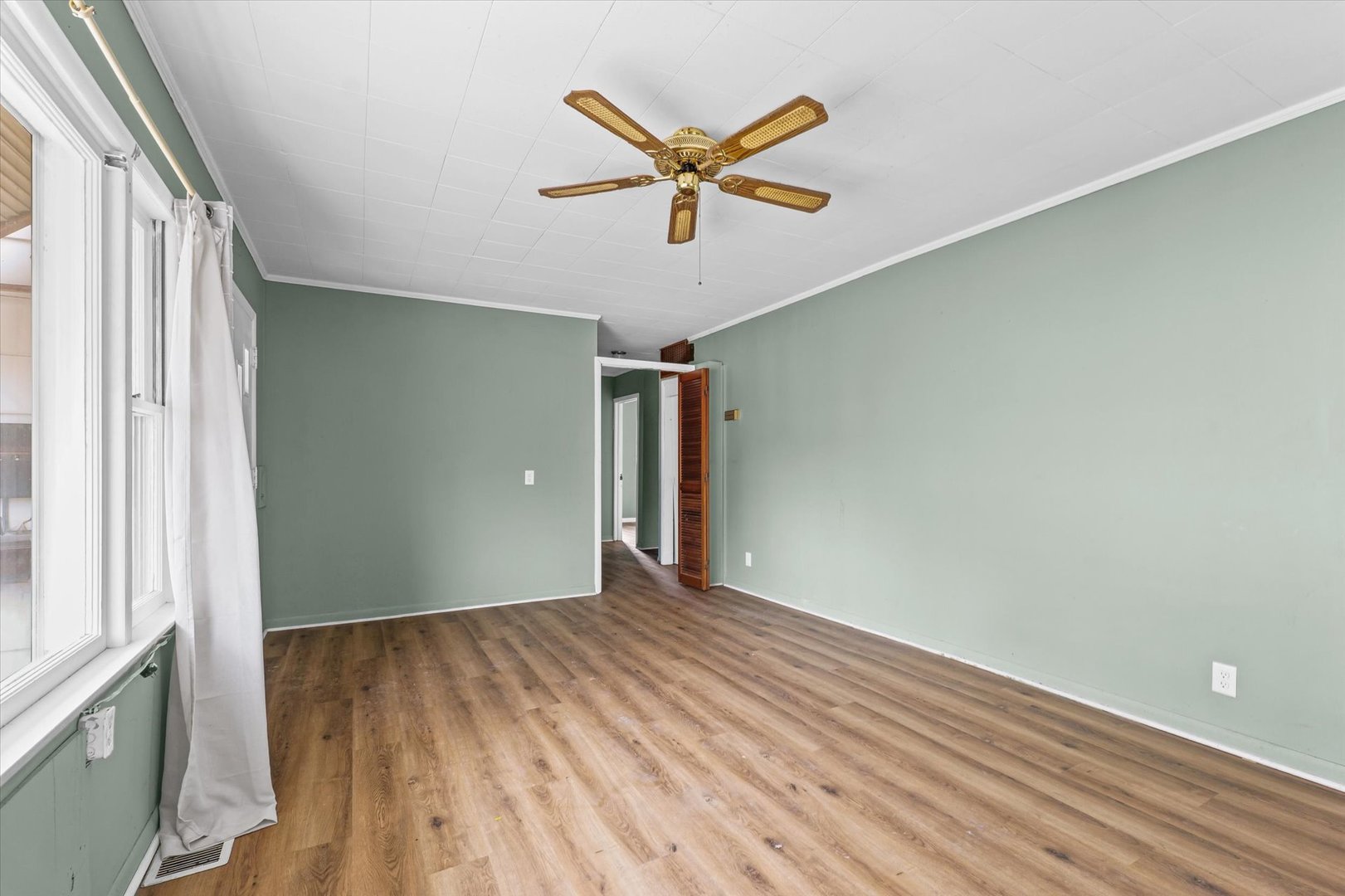 218 West Elm Street Hoopeston, IL 60942 - Photo 6 of 25 a view of a ceiling fan and wooden floor