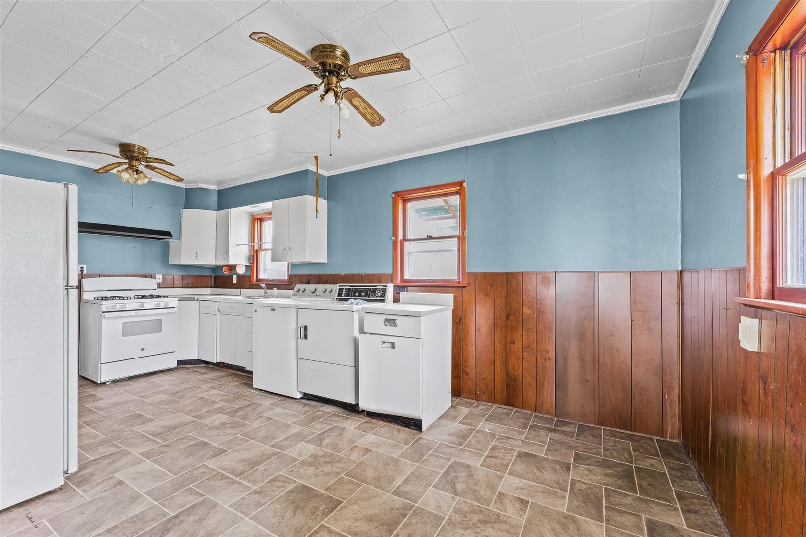 218 West Elm Street Hoopeston, IL 60942 - Photo 9 of 25 a kitchen with cabinets and window