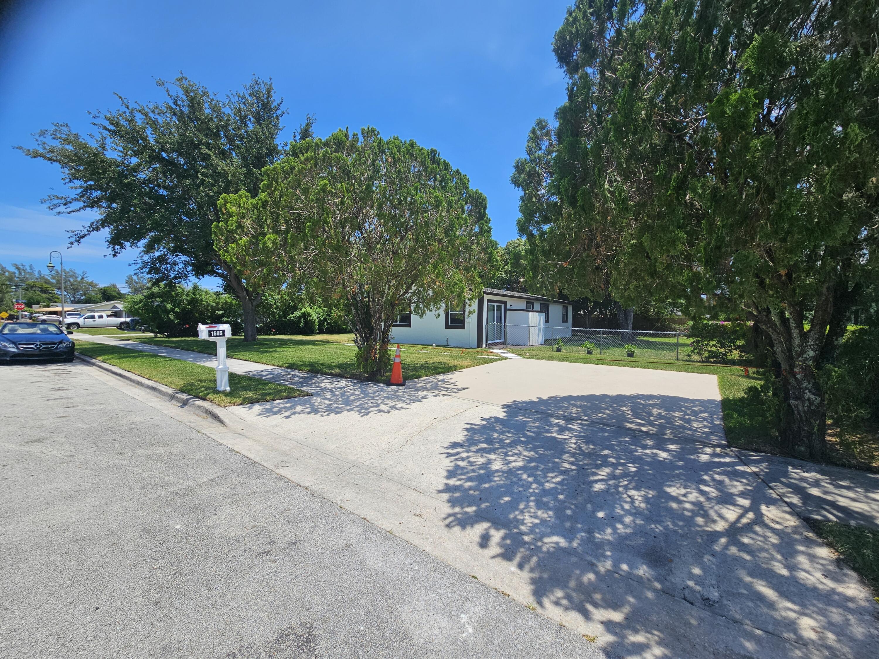 1605 West 10th Street Riviera Beach, FL 33404 - Photo 5 of 52 20260509_140048