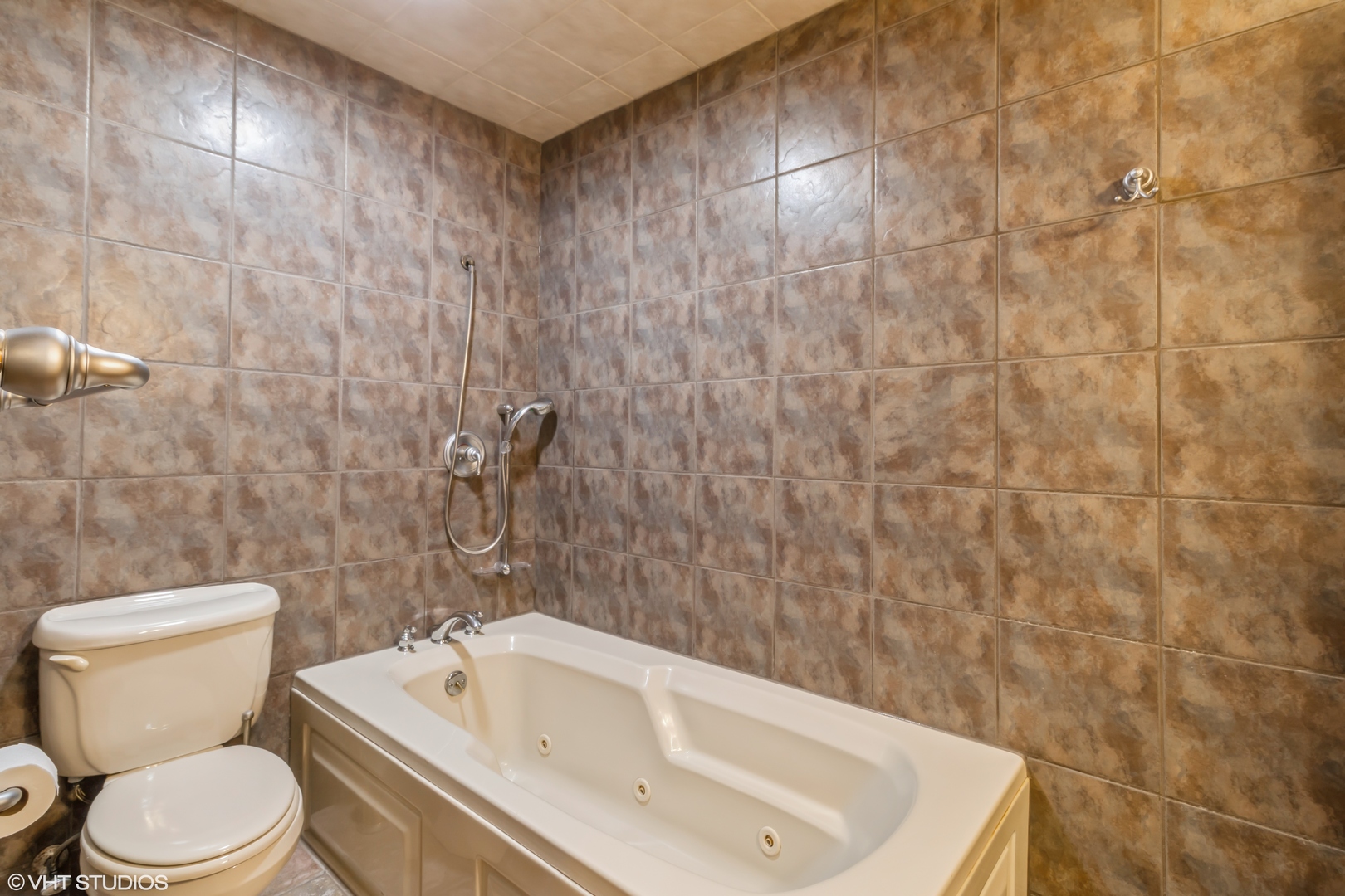 1926 Prairie Square, Unit 328 Schaumburg, IL 60173 - Photo 11 of 15 a bathroom with a toilet sink and mirror