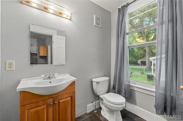 $2,000 | 3617 Commonwealth Avenue, St. Louis, MO 63143