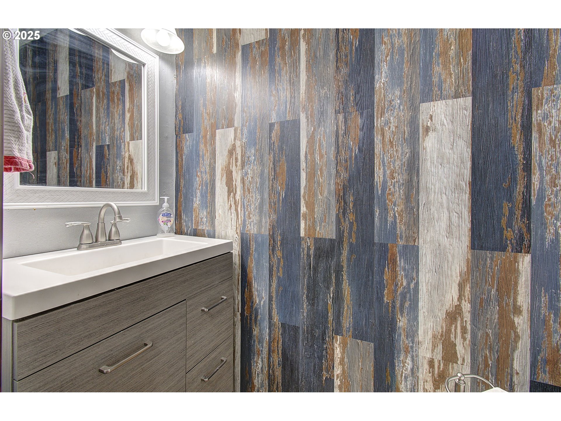 2756 Columbia Heights Road Longview, WA 98632 - Photo 23 of 38 Bathroom